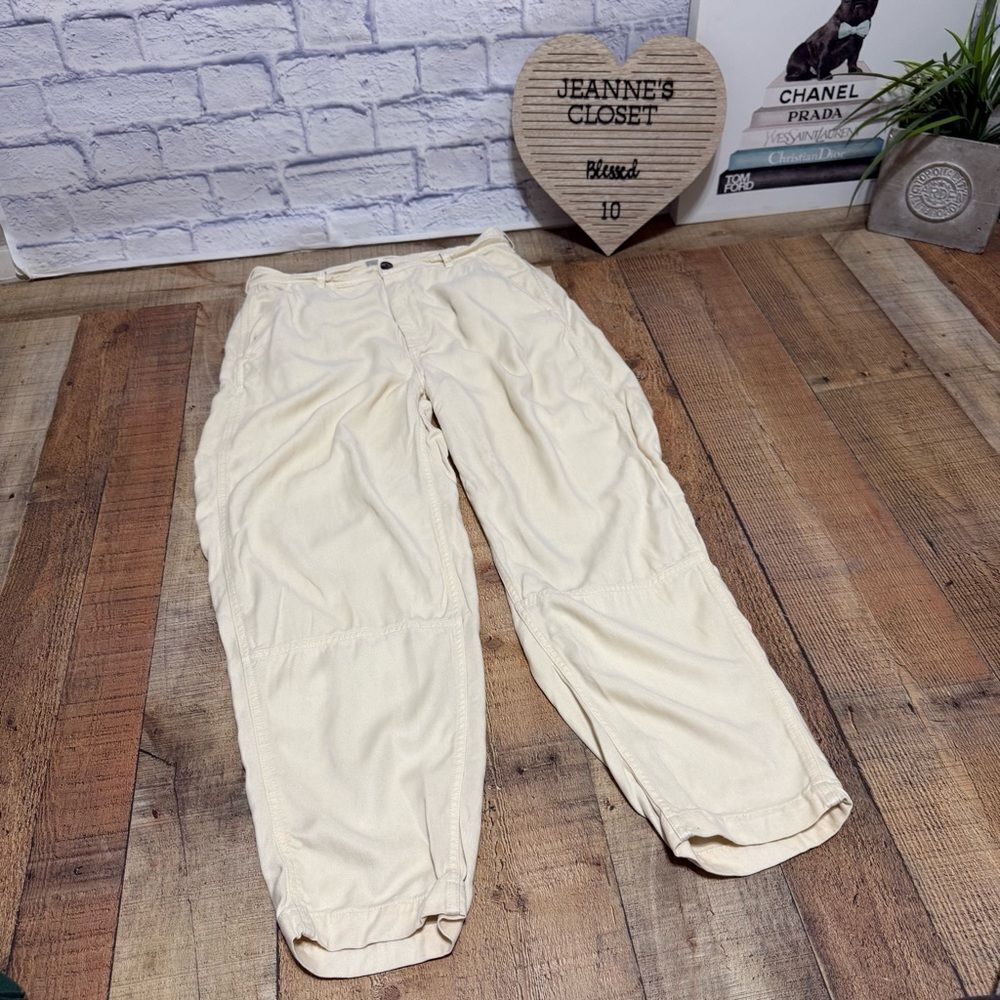 Everlane The Tencel Relaxed Barrel Leg Chino Trousers in cream
Size 10